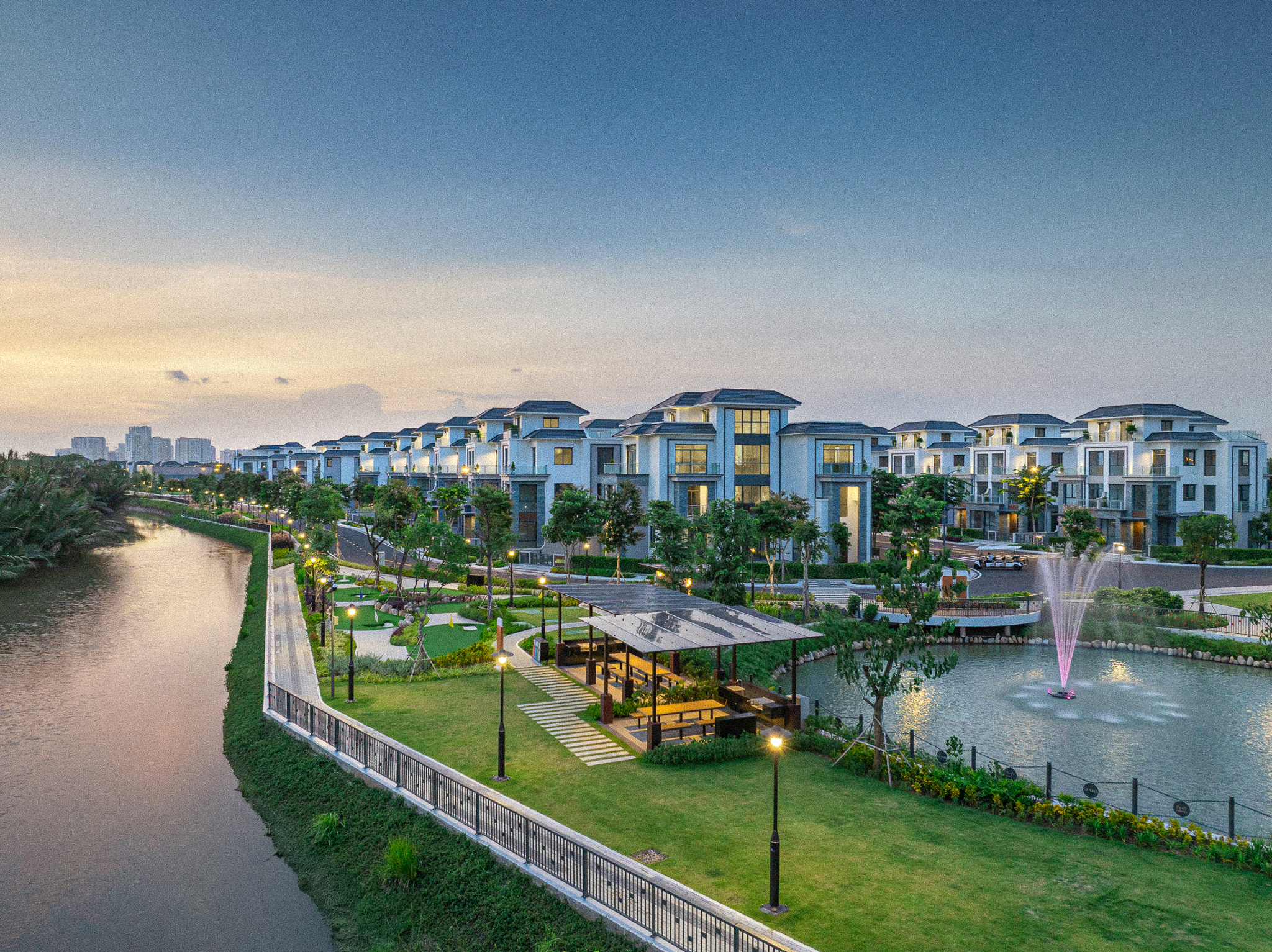 Hồ bơi sinh thái nội khu và lối dạo bộ ven sông Gladia